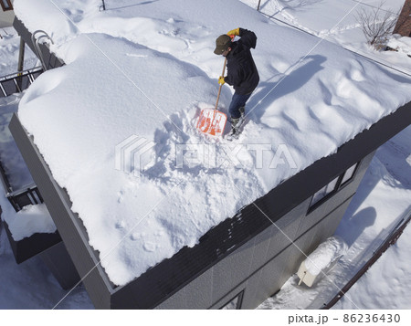 屋根の雪下ろし 86236430