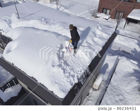 屋根の雪下ろし 86236431