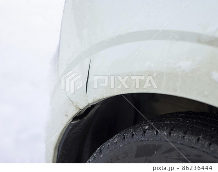 車のバンパー割れ 86236444