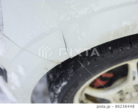 車のバンパー割れ 86236448