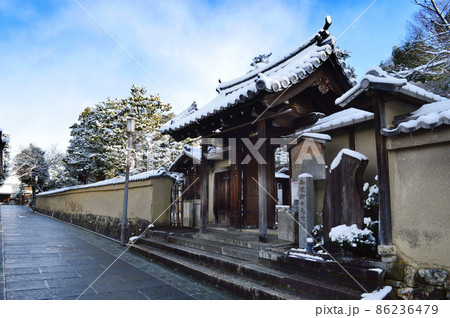 積雪の歴史ある京都市東山区ねねの道を歩く 86236479
