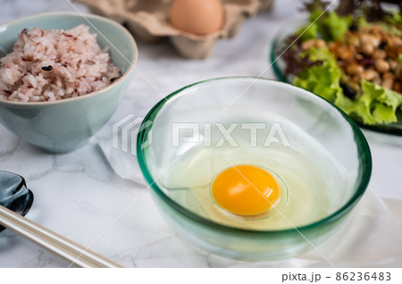 平飼い卵と黒米で卵かけ朝ご飯｜シンプルな朝食風景 86236483