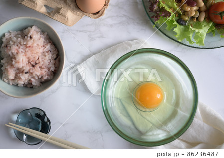 平飼い卵と黒米で卵かけ朝ご飯｜シンプルな朝食風景 86236487
