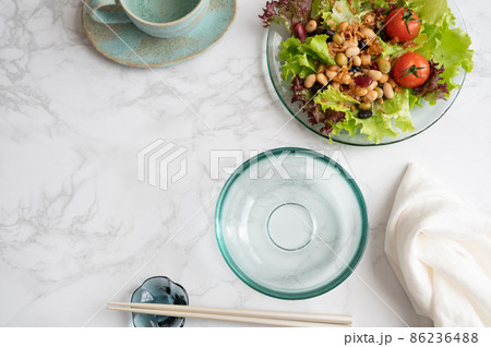 サラダと空のガラスの取り分け皿｜シンプルな朝食風景 86236488