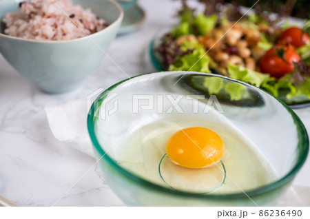 平飼い卵と黒米で卵かけ朝ご飯｜シンプルな朝食風景 86236490