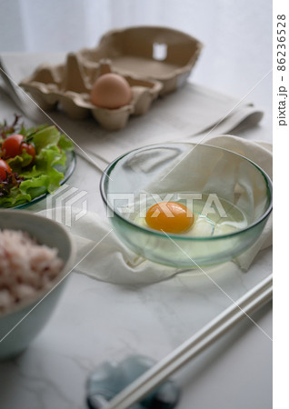 平飼い卵と黒米で卵かけ朝ご飯｜シンプルな朝食風景 86236528