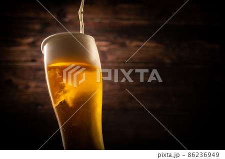 ビールを注ぐ 86236949