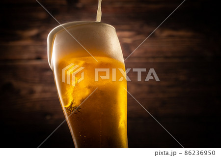 ビールを注ぐ 86236950