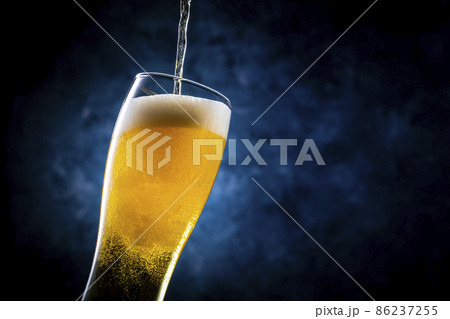 ビールを注ぐ 86237255