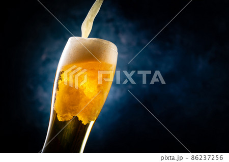 ビールを注ぐ 86237256