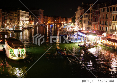 イタリア、ヴェネツィアの運河に架かるリアルト橋からの夜景 86237388
