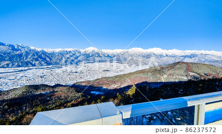 鷹狩山から北アルプスと大町市街地の眺め（冬） 86237572