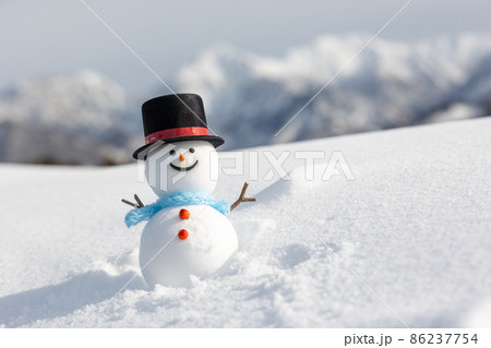 雪山とシルクハットの雪だるま 86237754