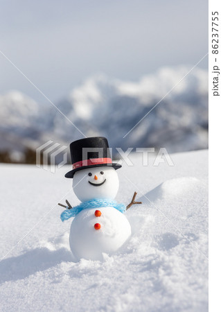 雪山とシルクハットの雪だるま 86237755