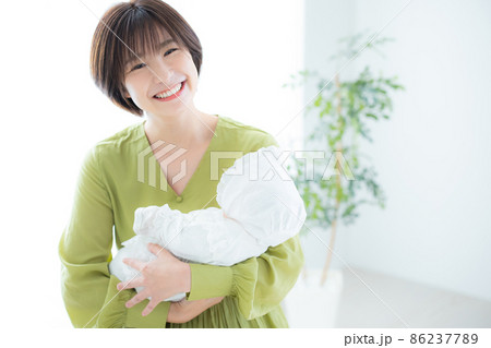 赤ちゃんを抱っこする女性 86237789