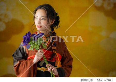 茶色の振袖の女性 86237981
