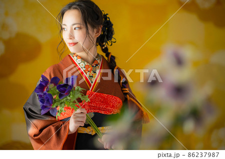 茶色の振袖の女性 茶色の振袖の女性 86237987