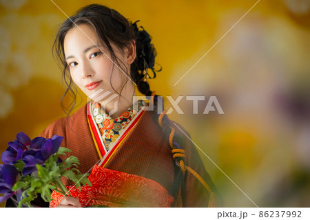 茶色の振袖の女性 86237992