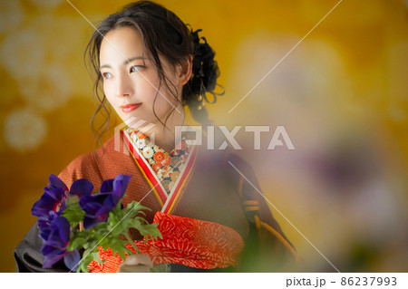 茶色の振袖の女性 86237993