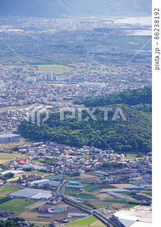 香川県　稲積山から観音寺市街・琴弾公園方面を望む 86238192