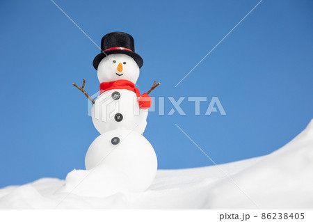 青空とシルクハットの雪だるま 86238405