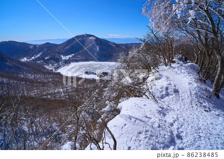 冬の群馬県赤城山 黒檜山の西面から登山道と氷結した大沼方面(大沼,地蔵岳,富士山,赤城神社など)を見 86238485