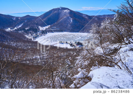 冬の群馬県赤城山 黒檜山の西面から氷結した大沼方面(大沼,地蔵岳,富士山,赤城神社など)を見る 86238486