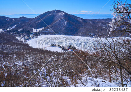 冬の群馬県赤城山 黒檜山の西面から氷結した大沼方面(大沼,地蔵岳,富士山,赤城神社など)を見る 冬の群馬県赤城山 黒檜山の西面から氷結した大沼方面(大沼,地蔵岳,富士山,赤城神社など)を見る 86238487