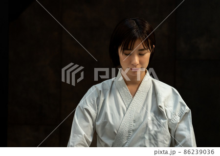 道着を着て精神統一をする女性 86239036