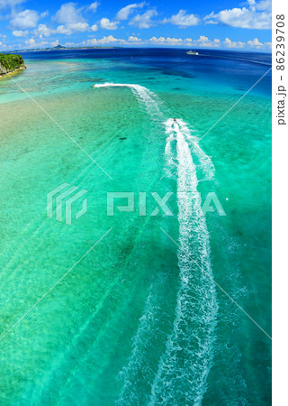 沖縄　瀬底大橋から見た瀬底島の美しい海 86239708