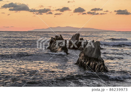 夕焼けに染まる屏風岩と大島のシルエット 根本海岸 千葉県南房総市 夕焼けに染まる屏風岩と大島のシルエット 根本海岸 千葉県南房総市 86239973