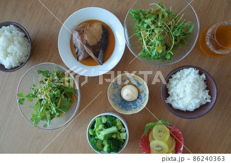 野菜たっぷりのヘルシーな食事 野菜たっぷりのヘルシーな食事 86240363