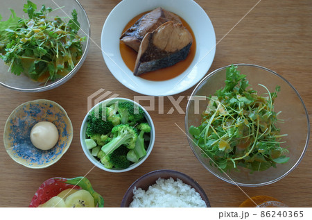 野菜たっぷりのヘルシーな食事 86240365