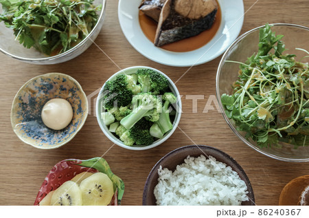 野菜たっぷりのヘルシーな食事 86240367