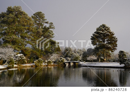 岡山県津山市にある回遊式大名庭園「衆楽園」:雪景色 岡山県津山市にある回遊式大名庭園「衆楽園」:雪景色 86240728