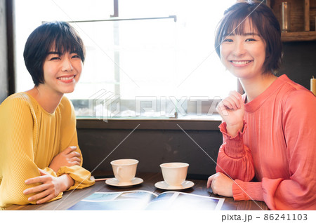 カフェでパンフレットを見て旅行プランを練る二人の女性 撮影協力「洋菓子店 sentiment」 カフェでパンフレットを見て旅行プランを練る二人の女性 撮影協力「洋菓子店 sentiment」 86241103