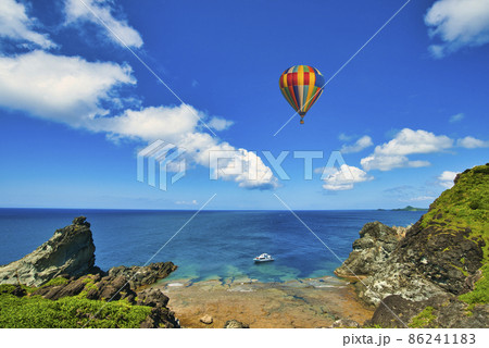 沖縄の美しいサンゴ礁の海 86241183