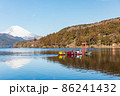 芦ノ湖に浮かぶスワンボートと富士山 86241432