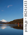 芦ノ湖に浮かぶスワンボートと富士山 86241433