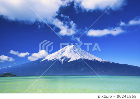 沖縄の美しいサンゴ礁の海と富士山合成 86241868