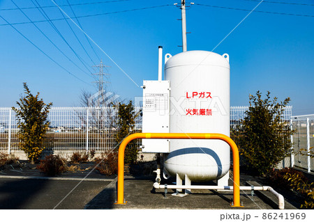 LPガス供給設備と青空 86241969