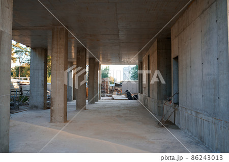Construction site with view on concrete floor 86243013