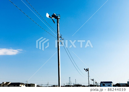 畑の防霜ファンと快晴の青空 86244039