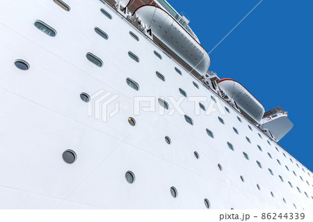 Cruise ship 86244339