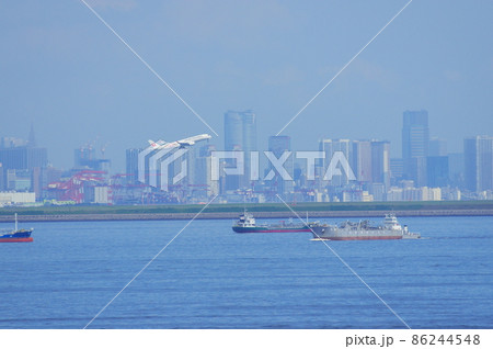 東京湾から望む羽田空港と旅客機 東京湾から望む羽田空港と旅客機 86244548