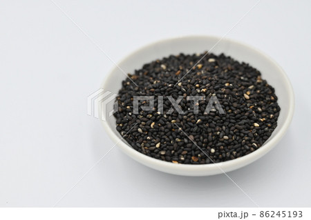 焙煎した黒ゴマと小皿 86245193