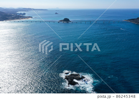 山口県下関市　長門伊瀬灯台と下関大橋 86245348