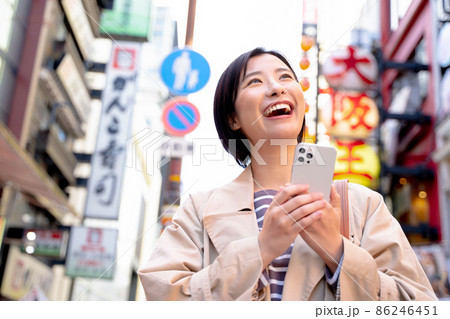 大阪観光を楽しむ女性 大阪観光を楽しむ女性 86246451