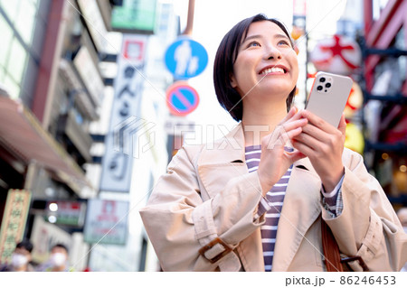 大阪観光を楽しむ女性 大阪観光を楽しむ女性 86246453