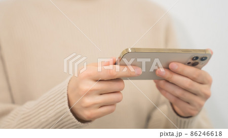 スマホで動画を視聴する女性 86246618